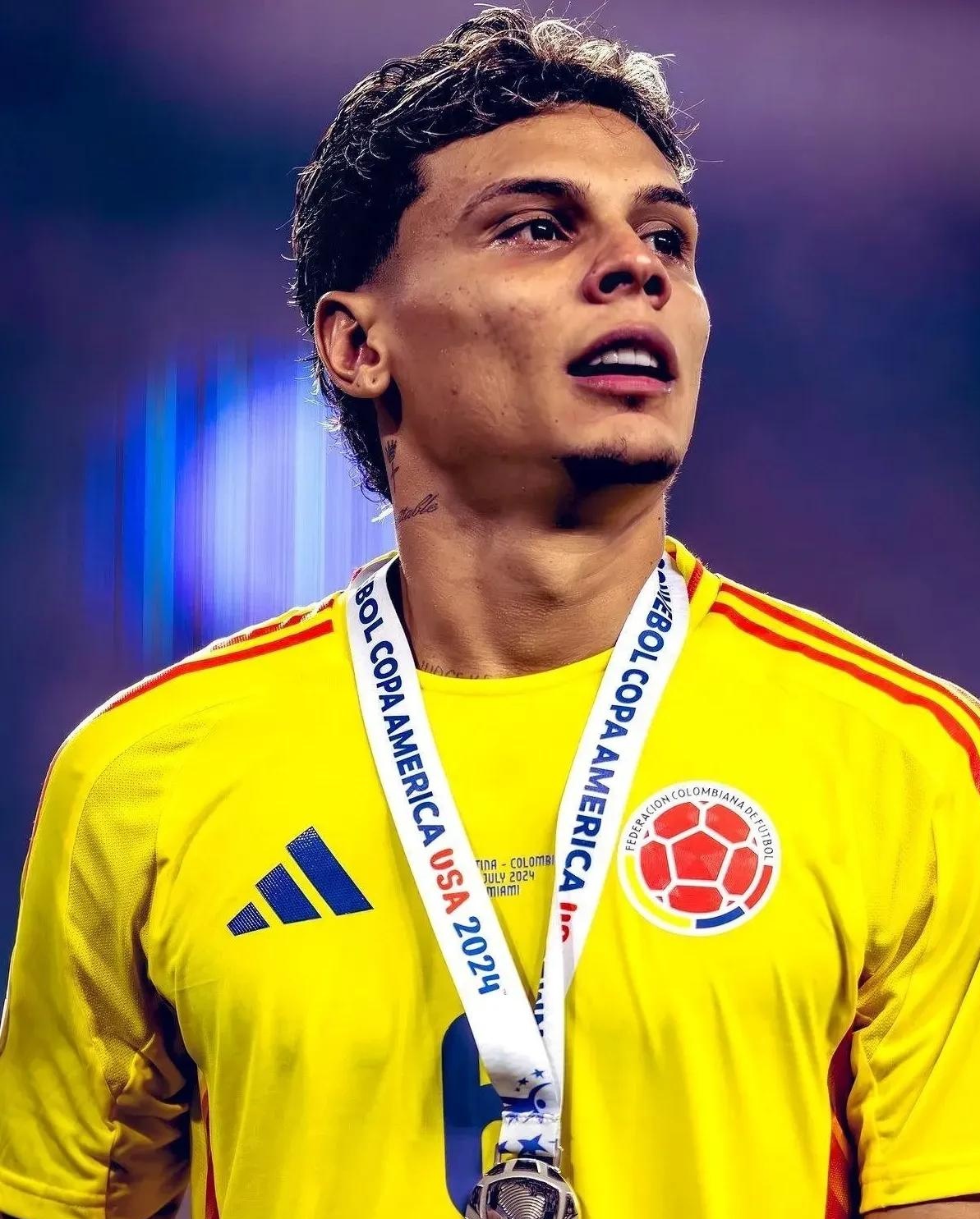 曼联训练开放日,国际比赛日官宣签约引欢呼,法甲在即,更衣室氛围转暖 曼联训练开放日,国际比赛日官宣签约引欢呼,法甲在即,更衣室氛围转暖